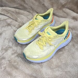 Hoka women’s Clifton 8 size 7 yellow